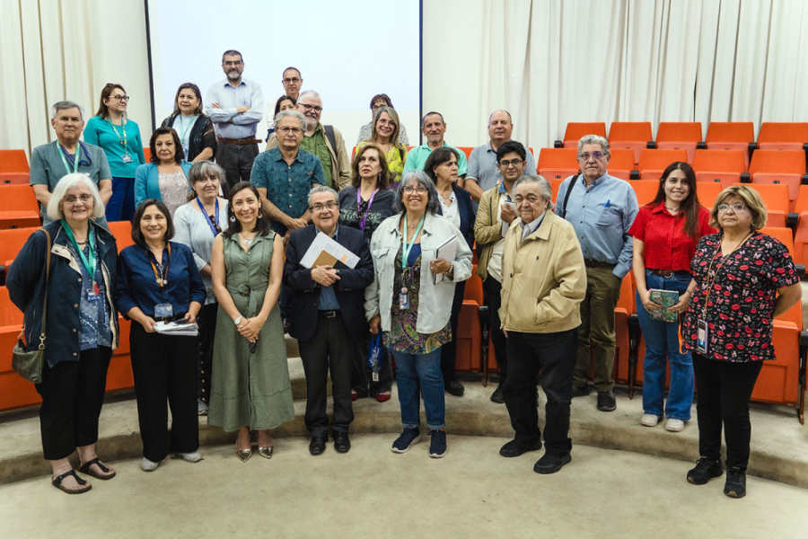 En la imagen aparecen los 26 funcionarios que estuvieron en la charla del Programa de Acompañamiento al Retiro, en el Salón de Honor Usach