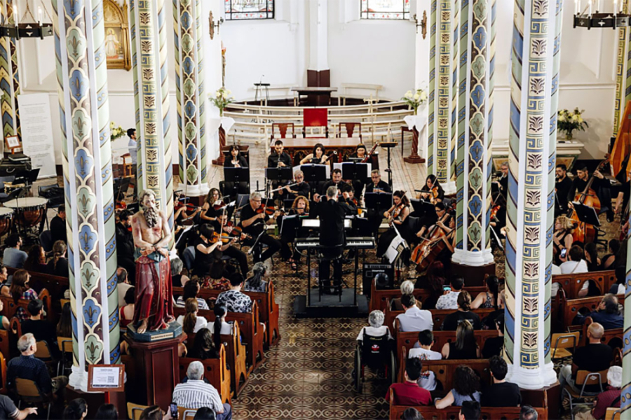 En la imagen aparece la Orquesta Usach tocando en la Iglesia San Saturnino del Barrio Yungay