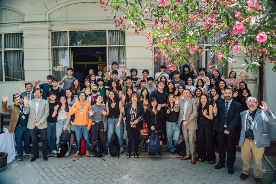 En la imagen aparece parte de la comunidad del programa de Bachillerato, decanos y estudiantes. alrededor de 50 personas en las afueras del edificio institucional del programa