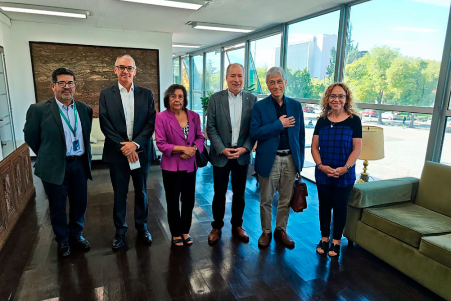 La imagen muestra al Vicerrector de Postgrado junto a las y los participantes del consejo asesor externo