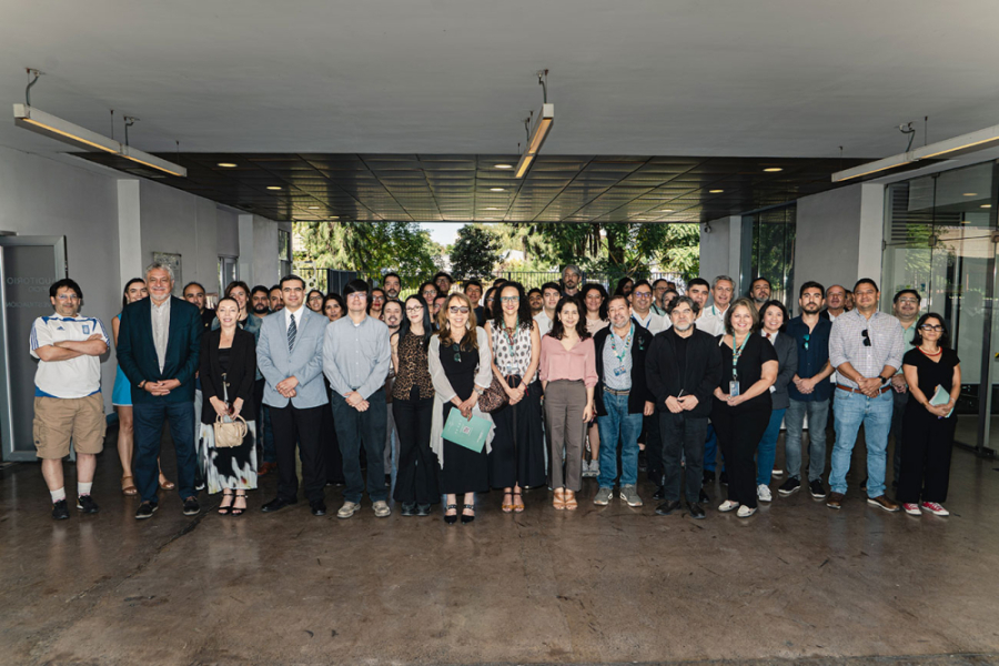 En la imagen aparecen los asistentes en la actividad en la fachada del edificio REMS-USACH