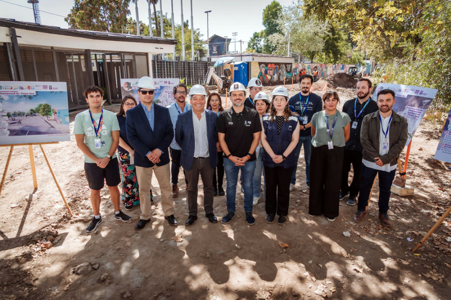 Autoridades Usach, de la Municipalidad de Estación Central y de la Delegación Presidencial Regional, posan a la cámara en las obras del eje Víctor Jara, en el sector de la entrada principal del Estadio de nuestra universidad.