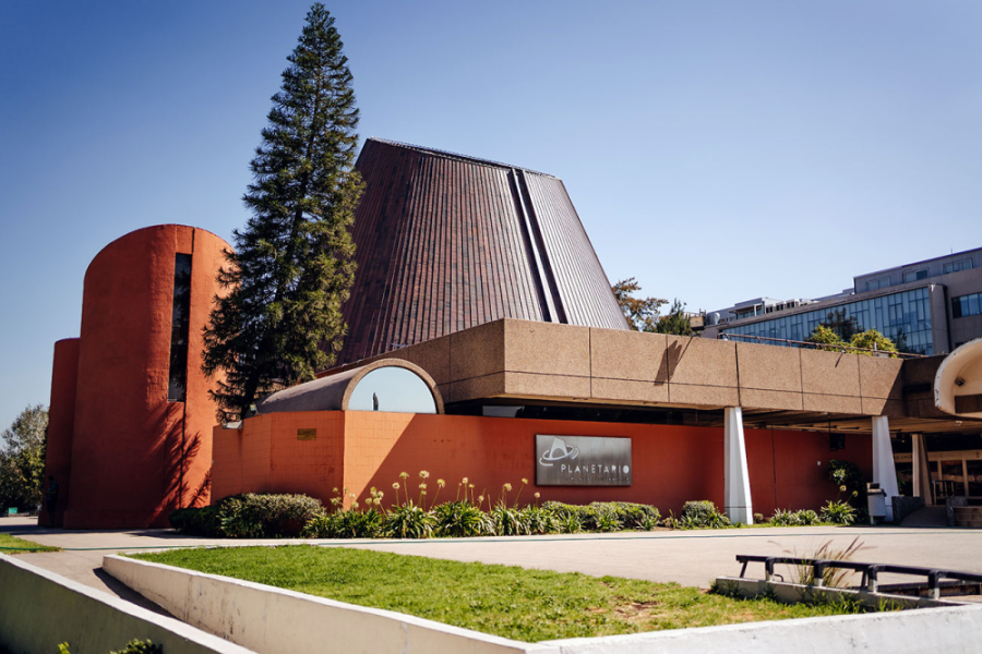En la imagen se muestra el frontis del planetario 