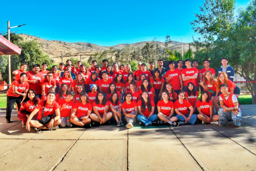 En la imagen aparecen cerca de 60 estudiantes Usach de nuestra universidad que fueron parte de la campaña la Usach ayuda al sur.