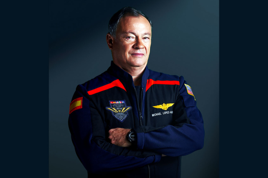 En la fotografía aparece el destacado astronauta estadounidense Michael López-Alegría