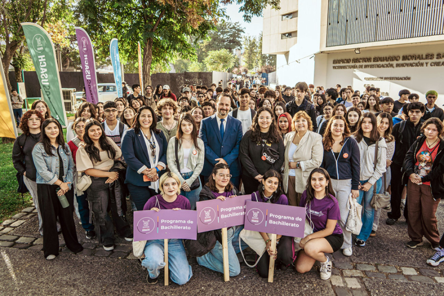 En la imagen aparecen autoridades Usach junto a nueva generación de estudiantes. La fotografía fue tomada en las cercanía del Edificio REMS-USACH.