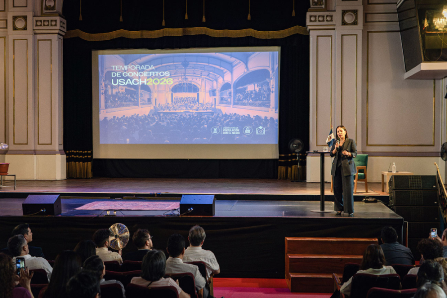 En la fotografía aparece la ministra de la Culturas, las Artes y el Patrimonio, Carolina Arredondo Marzán, dirigiéndose a la audiencia en la Teatro Aula Magna de nuestra universidad.