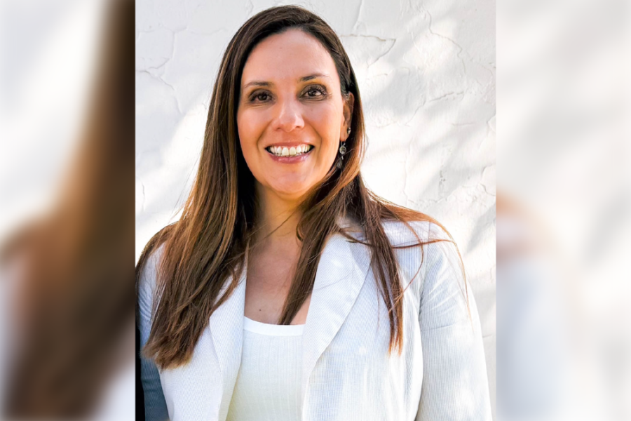 En la imagen aparece la egresada de la carera de Obstetricia Usach, que participó en equipo de importante cirgugía intrauterina.