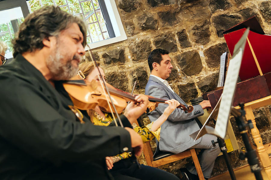 En la fotografía aparece la agrupación Syntagma en su sala de ensayos