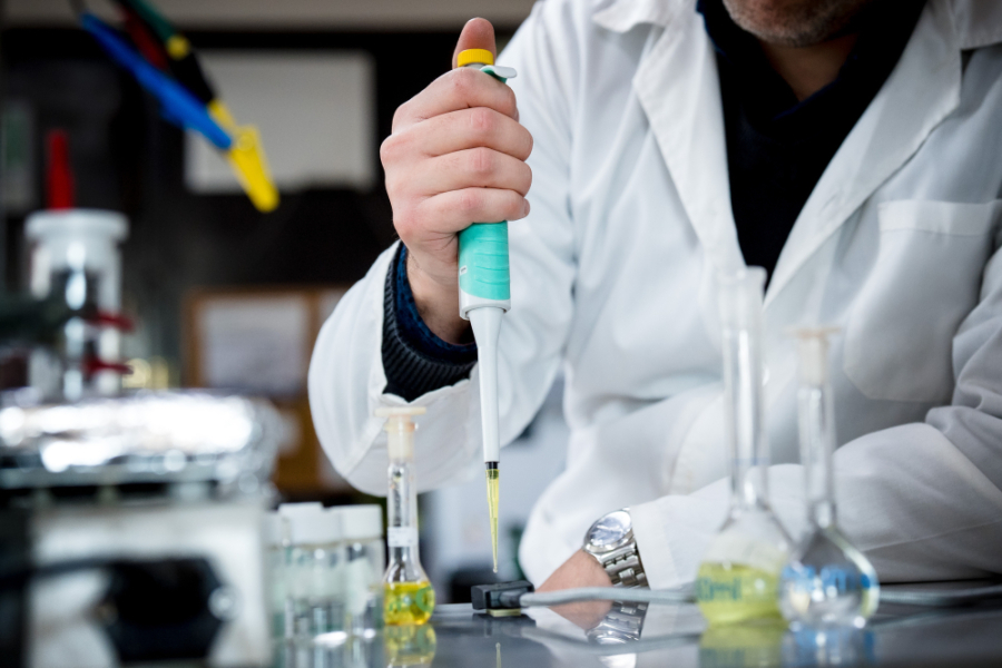 En la imagen aparece un investigador trabajando en su laboratorio