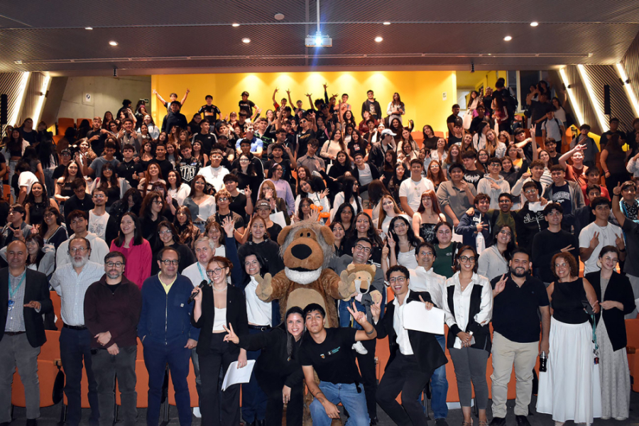 En la fotografía aparece los nuevos estudiantes de la FAE junto a a sus autoridades posando en el Auditorio de la Facultad