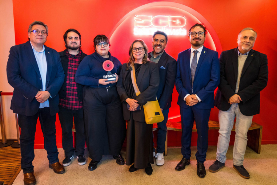 En la imagen aparecen  autoridades de comunicaciones y de vinculación con el medio y los representantes de la radio con el premio