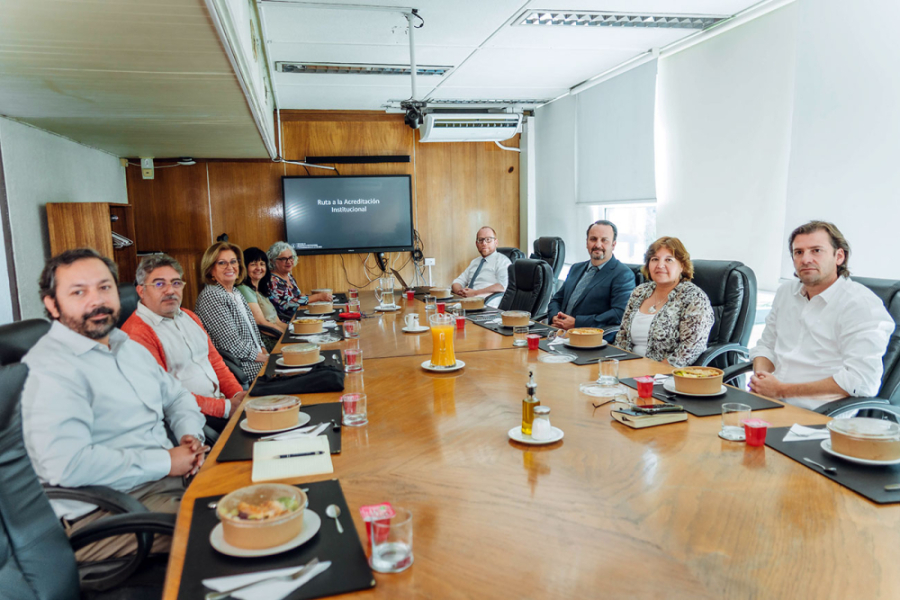 En la foto aparecen decanos, decanas y representantes del gobierno central en la sala de consejo de rectoría