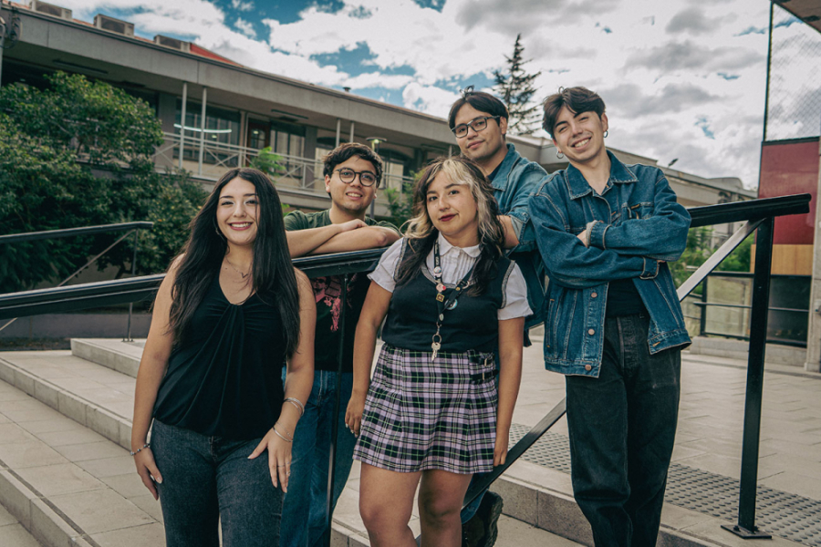 En la imagen aparecen dos mujeres y tres hombres, integrantes del cine club, apoyados sobre el pasamanos de las escaleras de la FAE