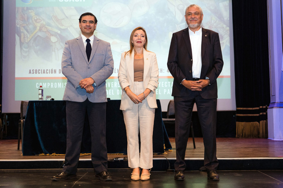 En la fotografía aparecen los tres candidatos a la Rectoría Usach, en el escenario central del Teatro Aula Magna Usach