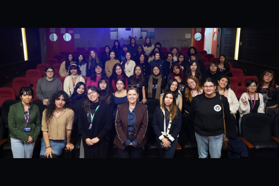 La imagen muestra a las mujeres que participaron en el círculo, en el auditorio del departamento de matemáticas