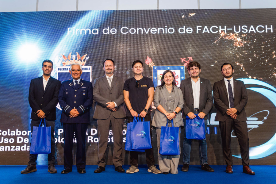 La imagen muestra a representantes de la universidad y de la fach en la ceremonia de firma de convenio en la Fidae