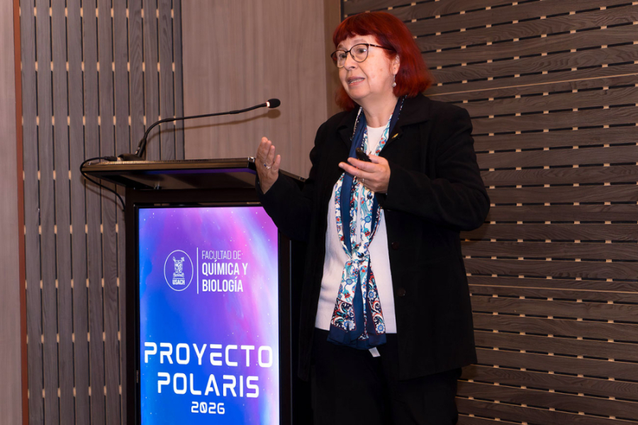 En la fotografía aparece la Dra. Jenny Blamey, realizando una exposición en el edificio REMS.