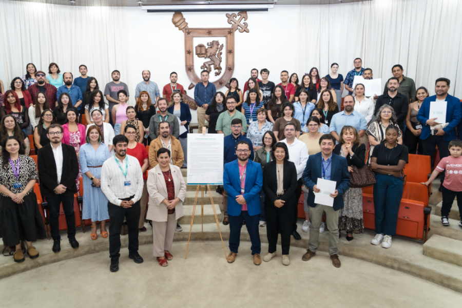 En la fotografía aparecen autoridades VIME junto a ganadores del fondo en el Salón de Honor Usach