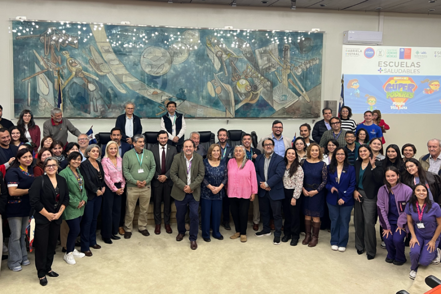 Autoridades y académicos posan a la cámara en el Salón de Honor del a Corporación.