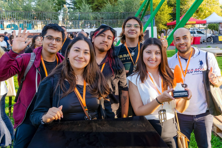 La imagen muestra a seis estudiantes, dos mujeres y cuatro hombres, posando ante la cámara con el galardón del premio Despega Usach 2025