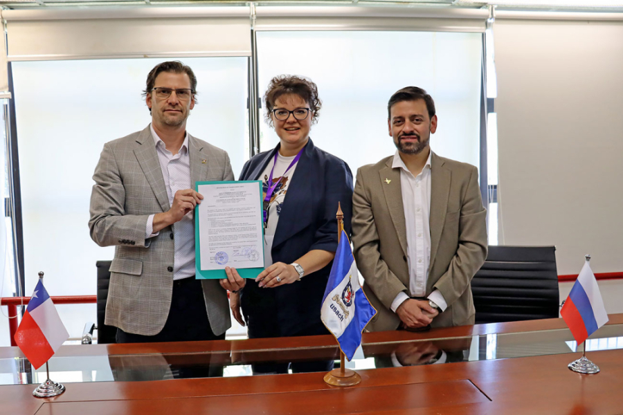 Autoridades FACTEC y del extranjero muestran el documento oficial que une a nuestra Univeresidad con  la empresa Robotics Lab y el Comité Nacional para la Cooperación Económica con los Países Latinoamericanos de Rusia.