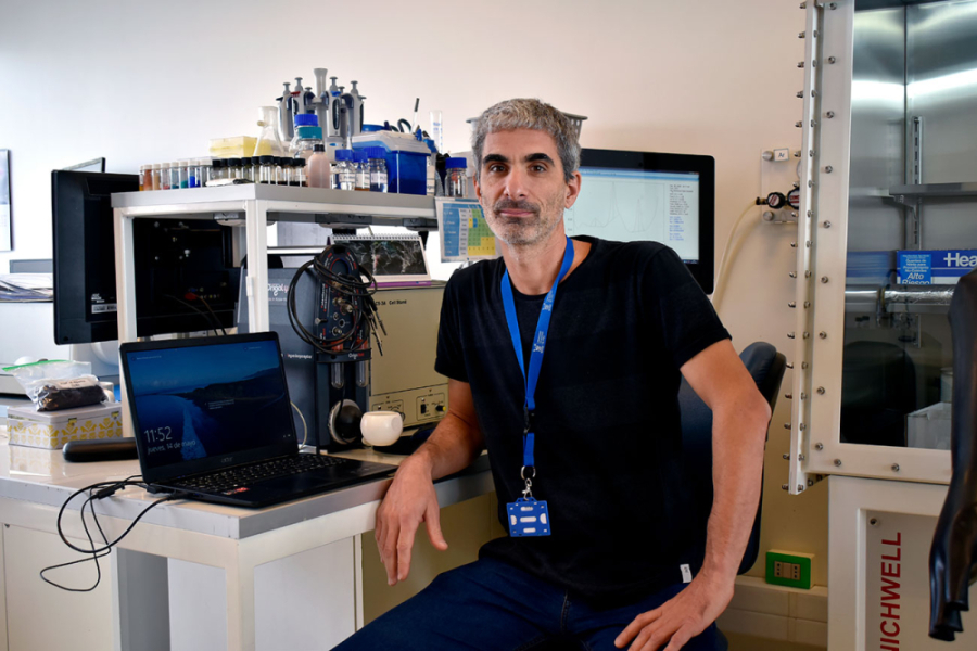 La imagen muestra al investigador en el laboratorio
