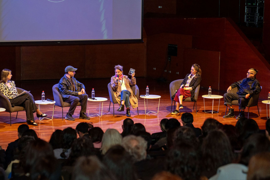 En la imagen se muestran las autoridades que lideraron el evento, sentados en el escenario del salón del GAM