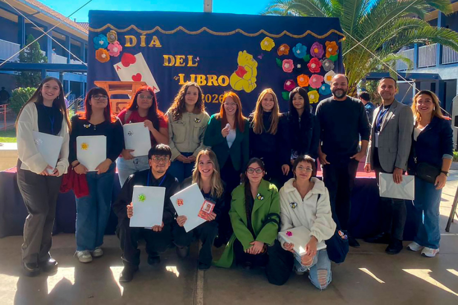 En la imagen aparecen las y los estudiantes que participaron en la actividad, posando delante del escenario de la escuela