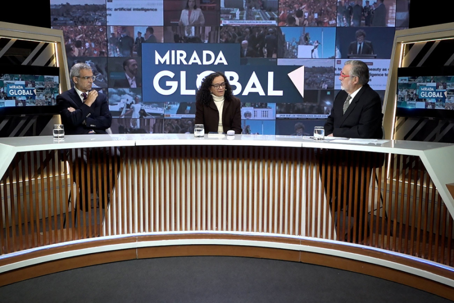 En la imagen aparece el panel del programa en el set de televisión 
