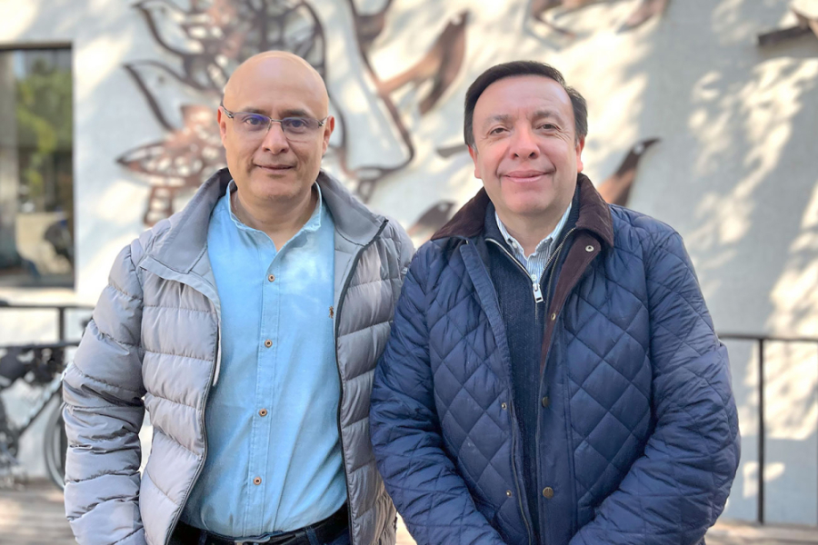 En la imagen aparecen el académico de la Unam, con chaqueta gris y el director del Departamento de Bachillerato con chaqueta azul