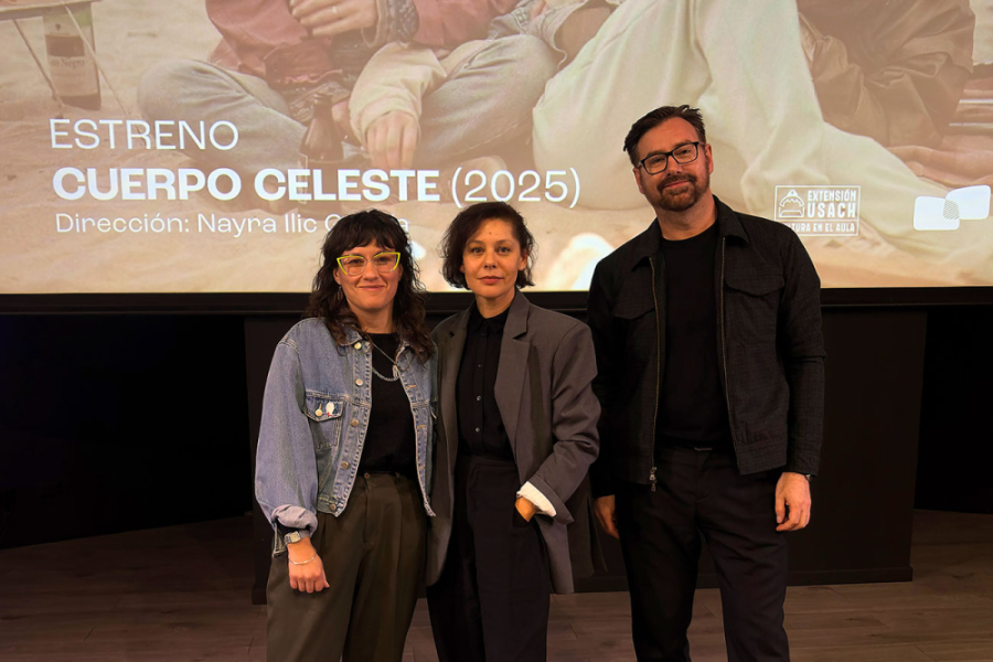 En la fotografía aparece la productora del evento, Daniela Valdés, junto a los participantes del conversatorio final de la actividad.