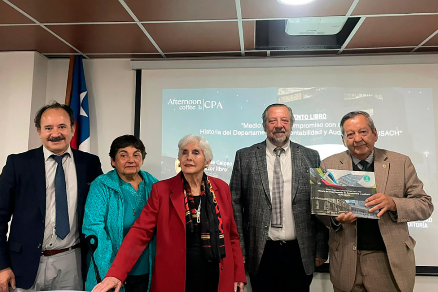 La imagen corresponde a la presentación del libro, donde aparecen los autores y autoridades invitadas