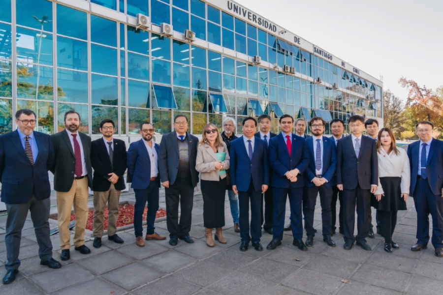 La imagen muestra a las autoridades chinas y de la usach, posando frente al edificio de rectoría