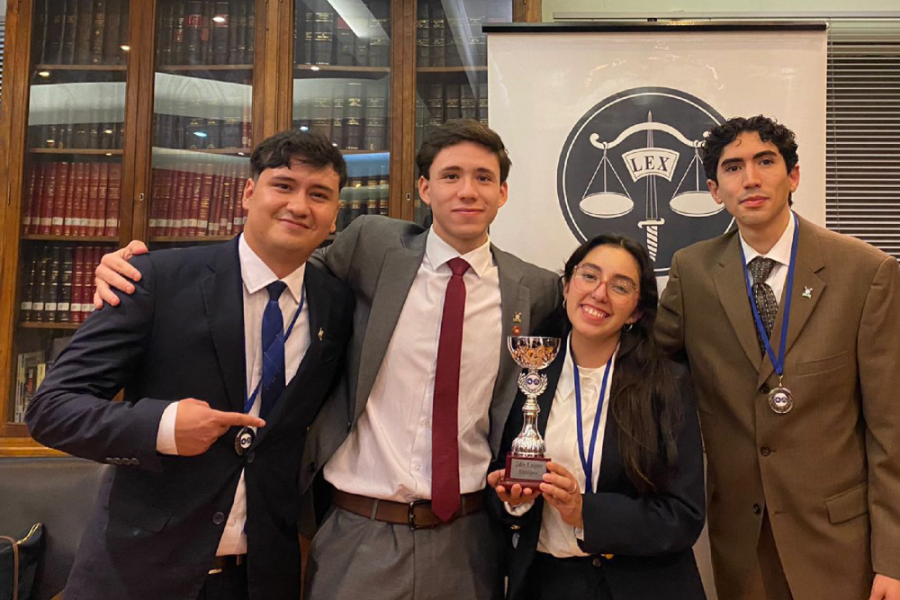 En la imagen aparecen los 4 integrantes del equipo de debate de la facultad de derecho. tres hombres y una mujer