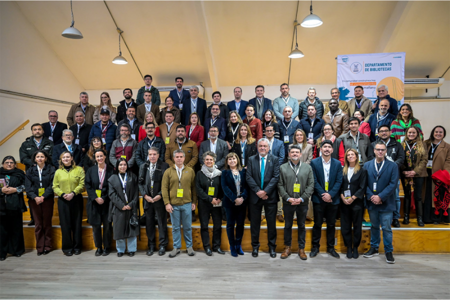 La imagen muestra a todos los participantes del evento posando de pie frente a la cámara 