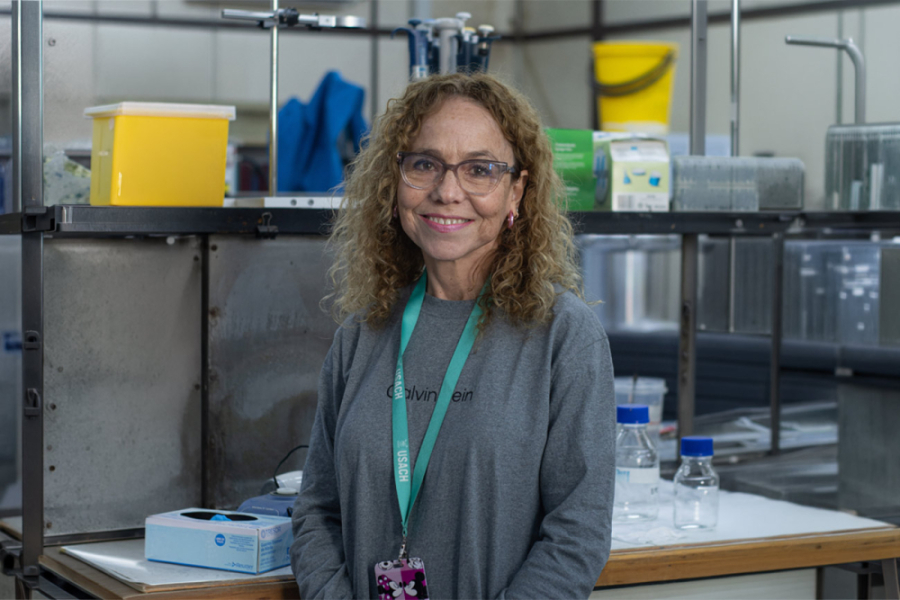 La imagen muestra a la investigadora sonriendo en su laboratorio 