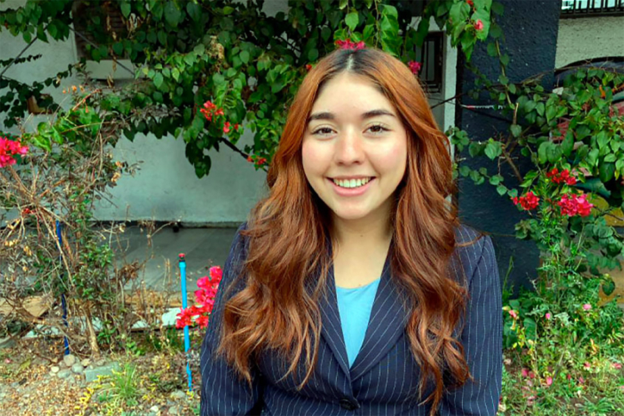 :n la imagen aparece Javiera Mora Rivas, estudiante de cuarto año de Contador Público y Auditor de la FAE 