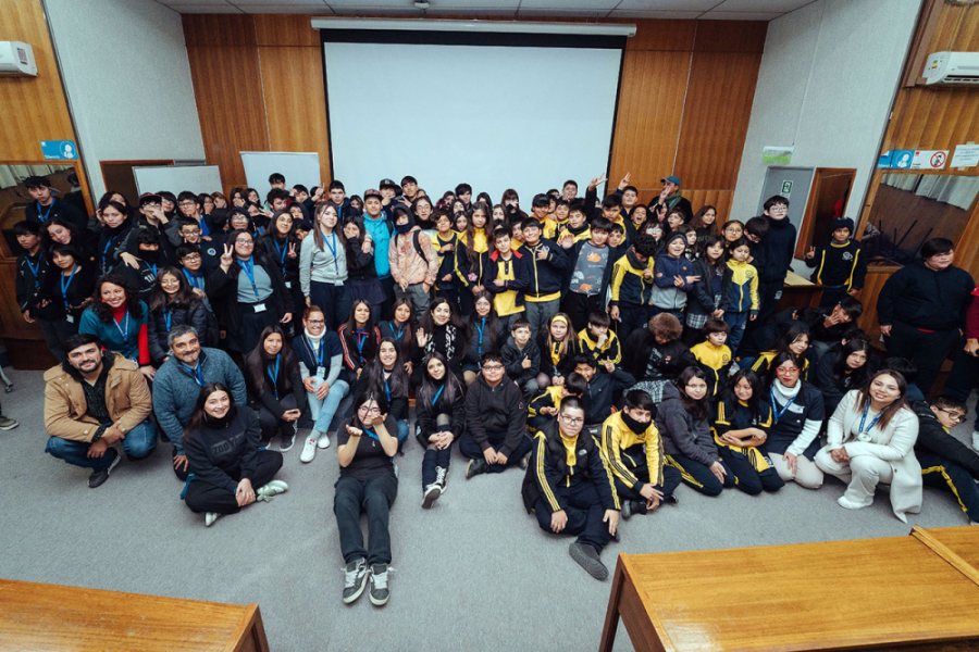 En la fotografía aparecen casa un centenar de estudiantes que visitaron nuestra universidad para asistir a una actividad del Museo de la Matemática Usach. Están sobre el escenario del Auditorio Enrique Froemel.