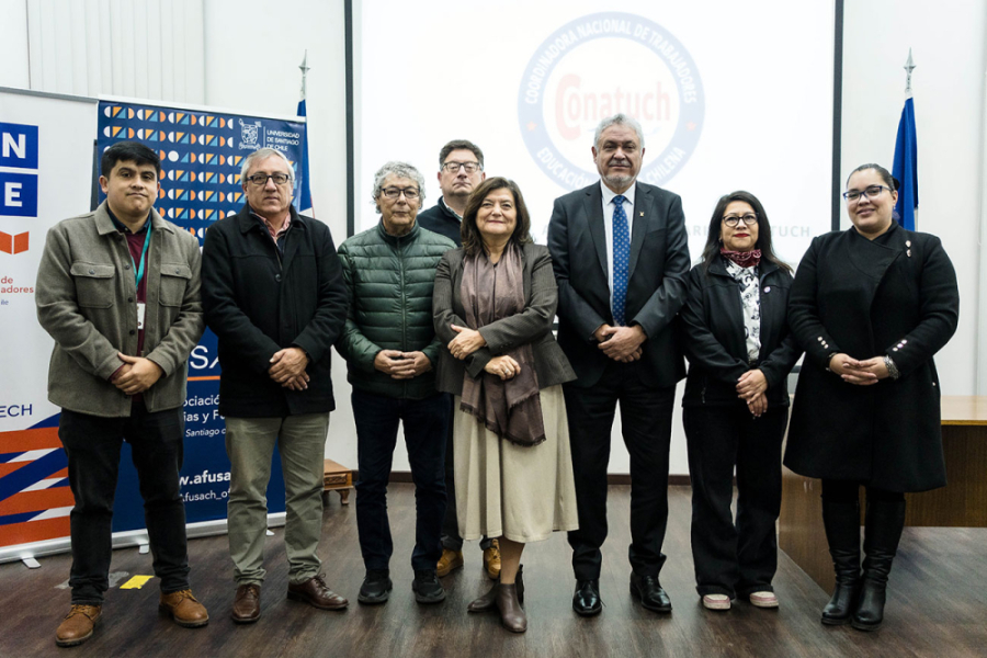 En la fotografía aparece el Rector Usach, la presidenta del Cuech y direigentes de diversas universidades en una de las salas del Edificio VIME de nuestra Universidad.