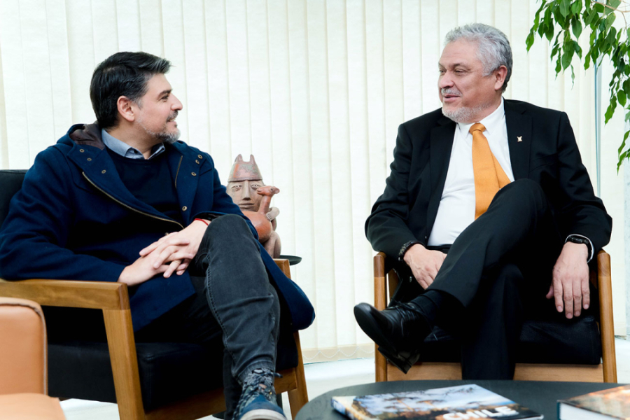En la fotografía aparece el Rector Usach y el alcalde de Estación Central, conversando en la oficina de Rectoría