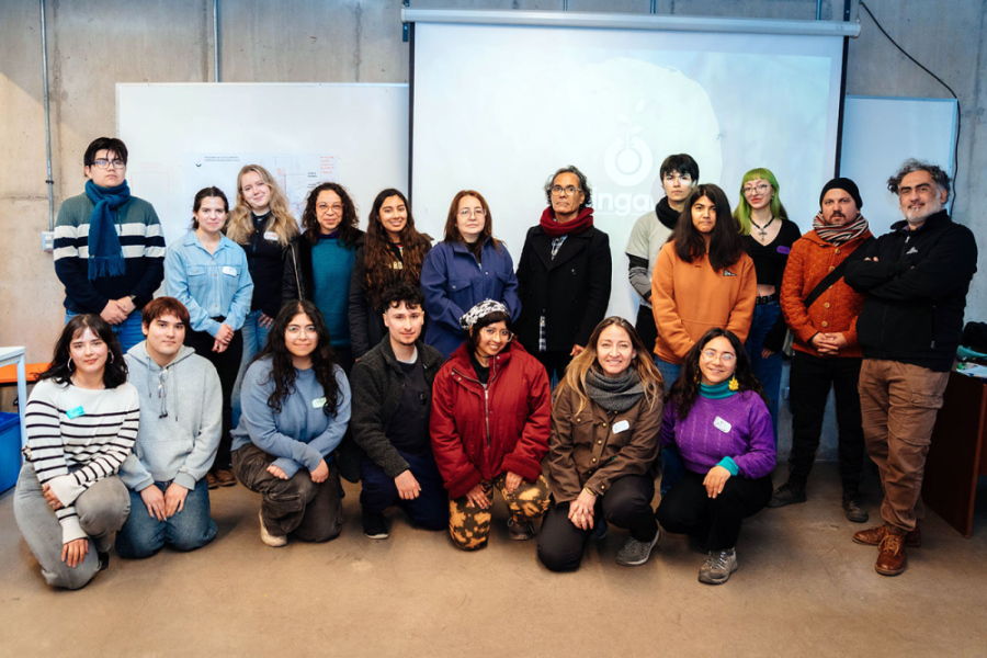 En la imagen aparecen las personas que participaron de la actividad. Son alrededor de 20 personas que aparecen unas de pies y otras hincadas, como una formación de fútbol, en la sala en la que sucedió el evento.