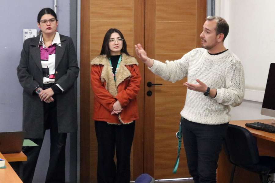 La foto muestra a parte del equipo de laetitia, presentando. Un hombre con chaleco blanco y dos mujeres al costado