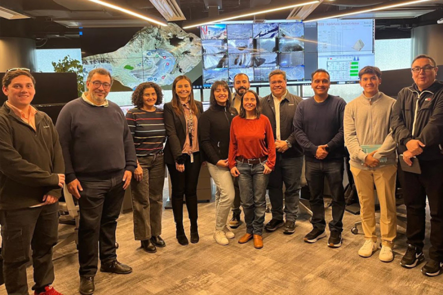 La foto muestra a las y los estudiantes en las inmediaciones del centro 