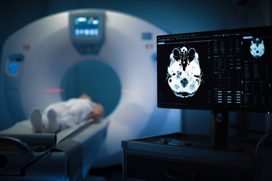 La imagen muestra la ejecución de una tomografía, con foco principal en la pantalla con los resultados