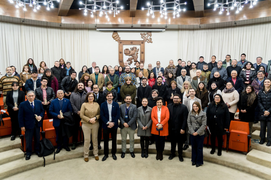 En la imagen aparece el decano Factec, autoridades universitarias y parte comunidad de la unidad académica. Posan a la fotografía en el Salón de Honor de la universidad.