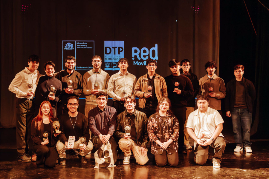 La foto muestra a las y los estudiantes reconocidos por el programa Lions Up