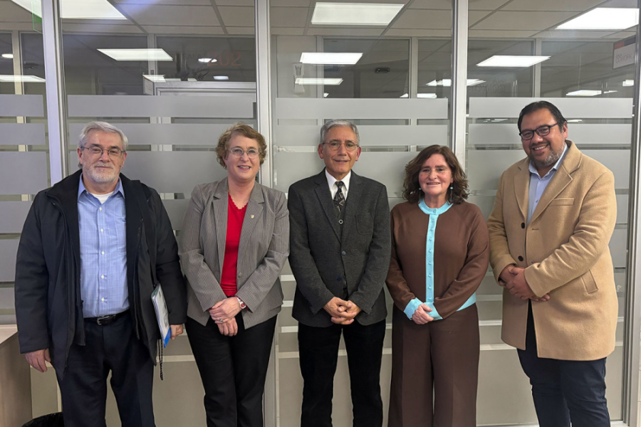 La imagen muestra a las y los principales académicos que asistieron al evento