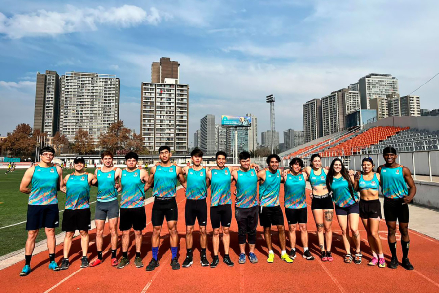 La foto muestra a la selección de atletismo posando en la pista atlética del estadio Usach