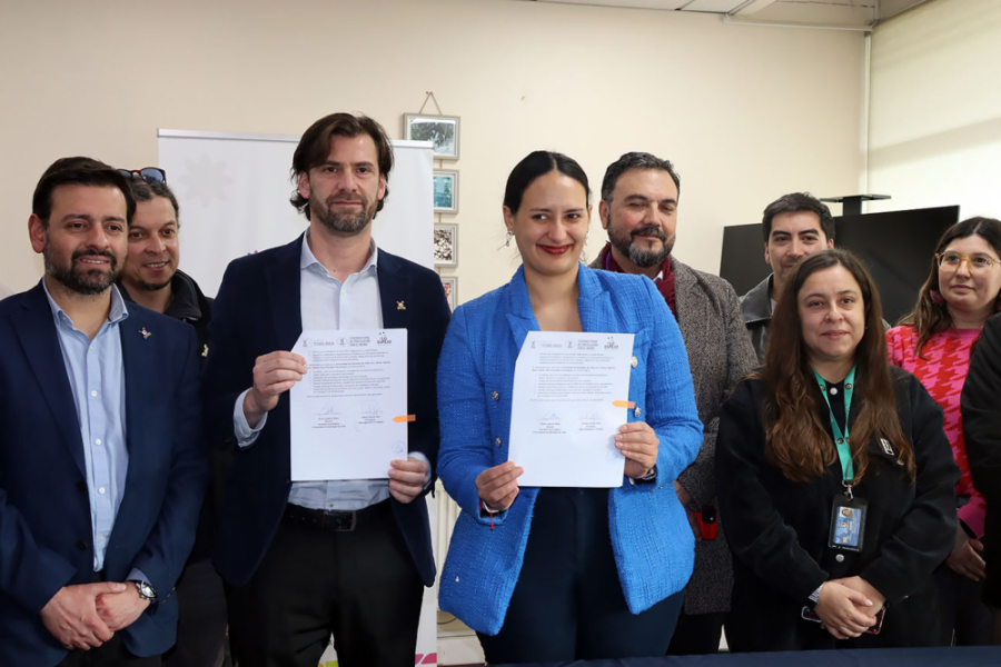 La foto muestra a las autoridades de la facultad junto a la alcaldesa de Lo Espejo sosteniendo el acuerdo firmado en sus manos 